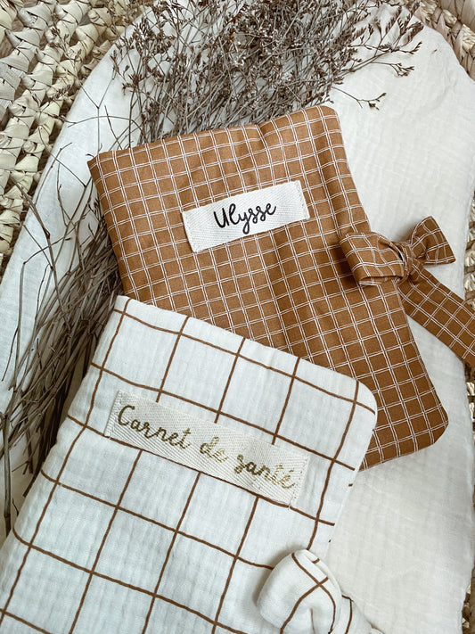 Protège carnet de santé avec liens à nouer