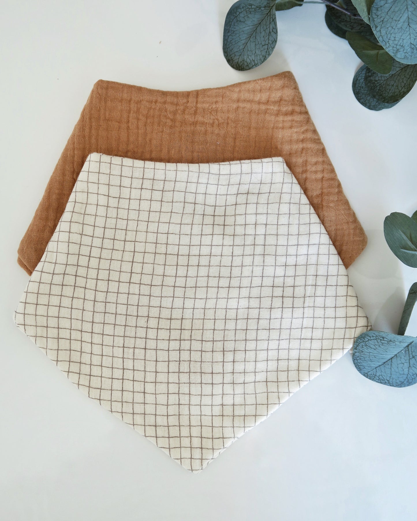 Lot de 2 bavoirs bandana en double gaze de coton