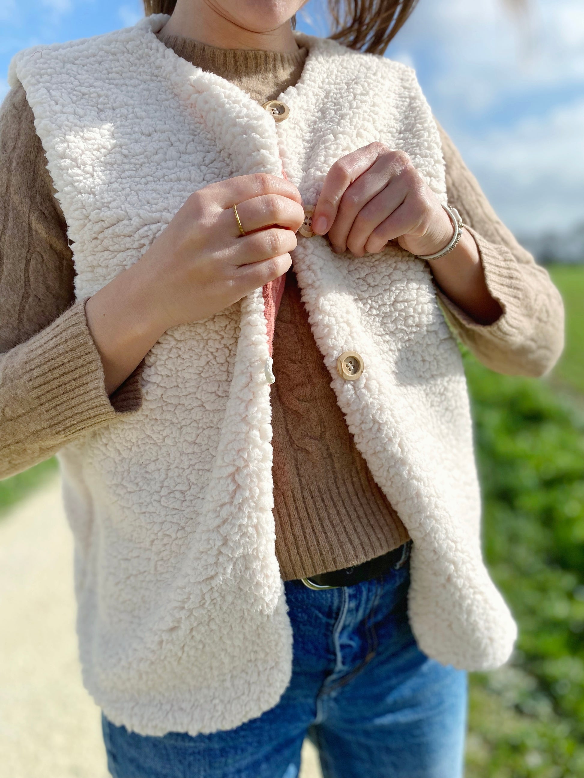 Gilet réversible imitation mouton retourné - Femme | MANGO OUTLET Belgique Gilet réversible imitation mouton retourné - Femme | MANGO OUTLET Belgique